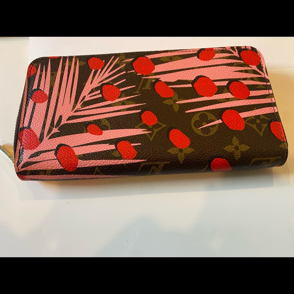 Authentic LV full jungle zippy wallet.